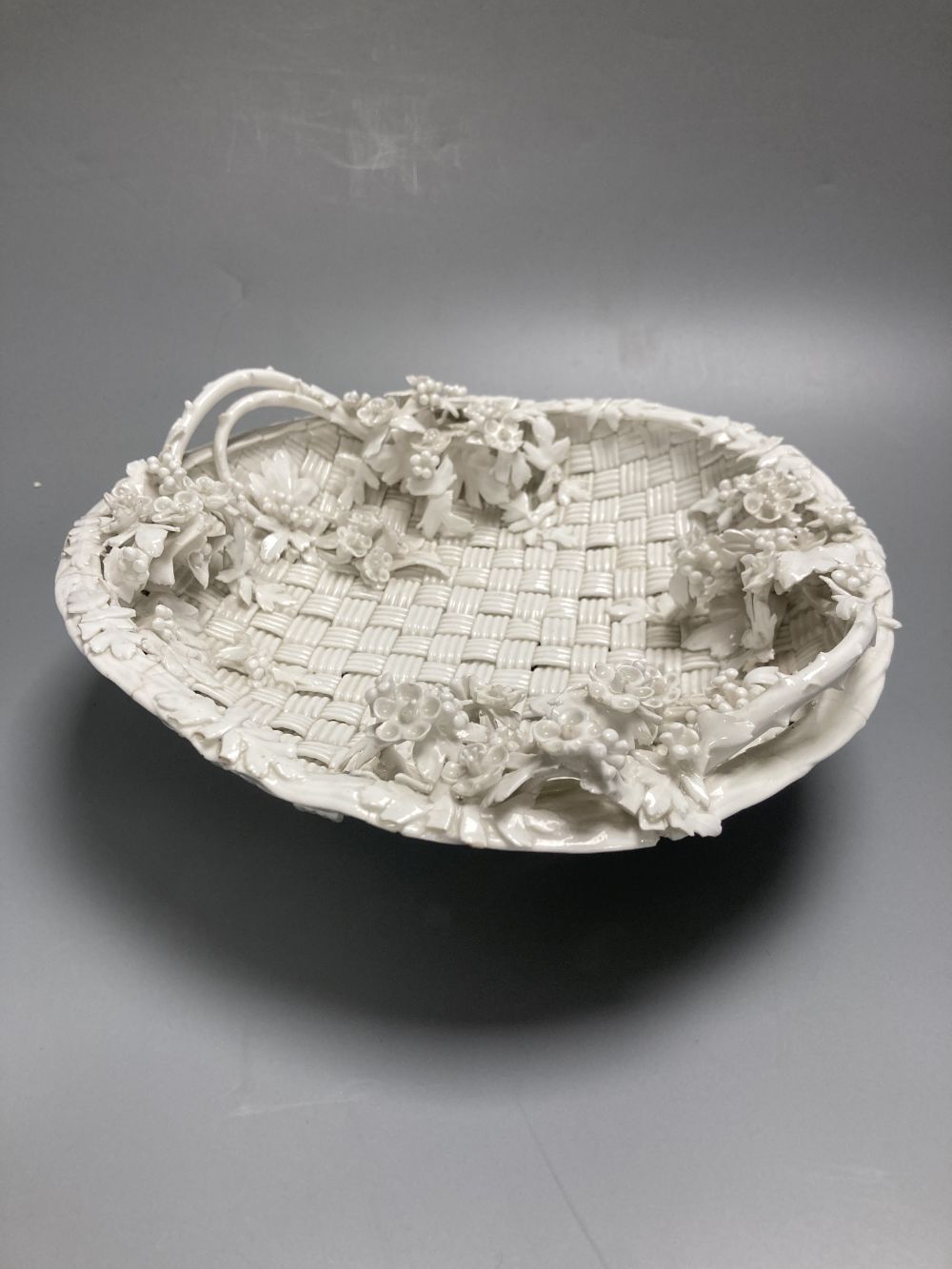 A Derby Sampson Hancock basket of weaved design white glazed, diameter 21.5cm